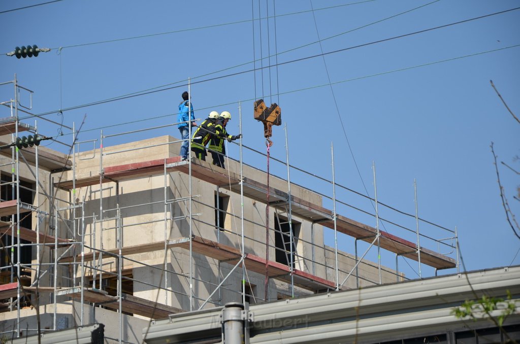 Einsatz BF Koeln Kran beruehrt Oberleitung DB Koeln Gremberg Taunusstr P156.JPG